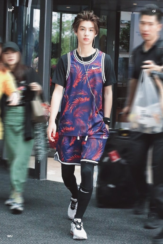 组图：Justin黄明昊一身篮球训练服酷帅有型 助理手提辣条吸睛
