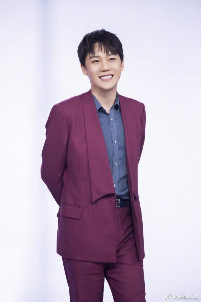 组图:初秋风穿搭!刘维葡萄紫西装配蓝衬衫 笑容温柔青春感十足