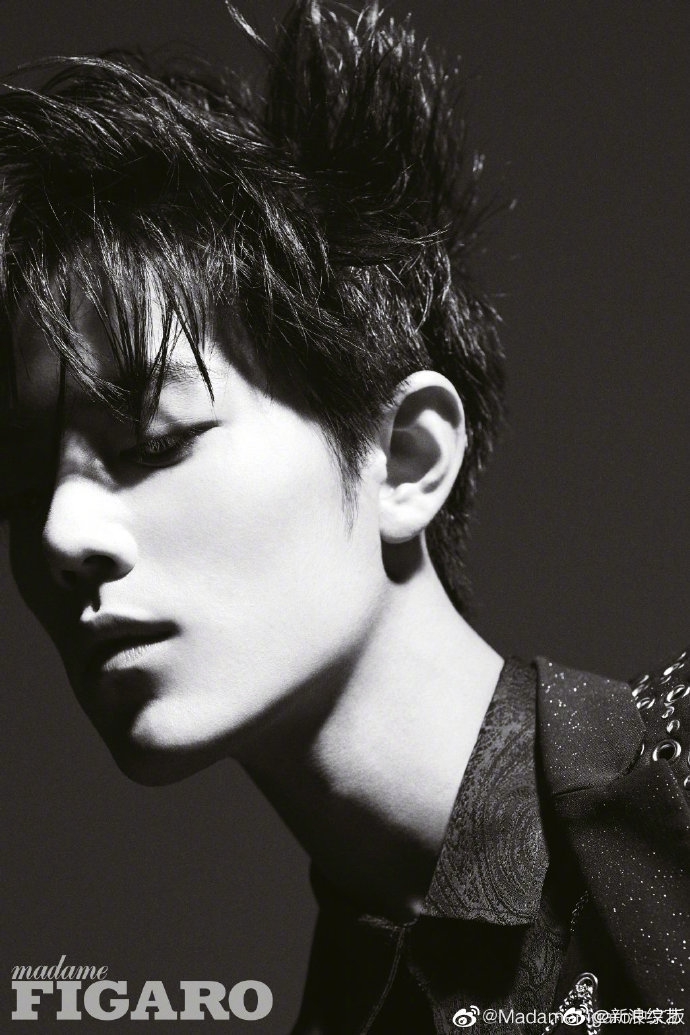 组图:肖战黑白写真大片曝光 眼神坚毅俊朗帅气表现力十足_高清图集