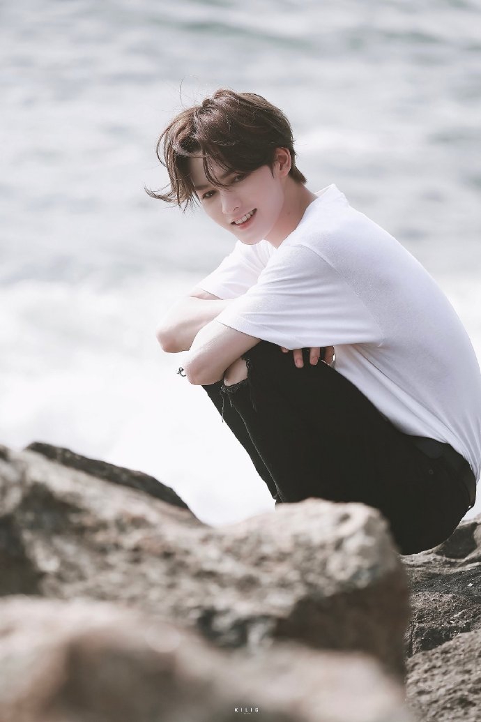 组图:朱正廷身穿小猫印花t恤干净清爽 置身海边嘟嘴拨发日系十足