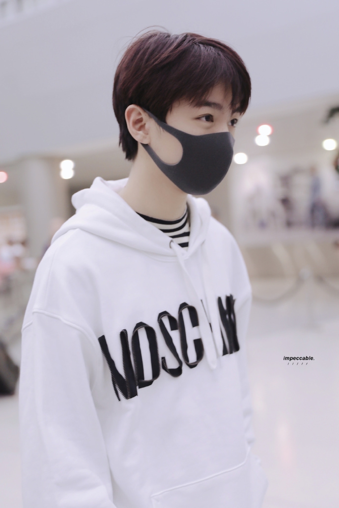 组图:王俊凯白色卫衣干净清爽 口罩遮面帅气难掩_高清图集_新浪网