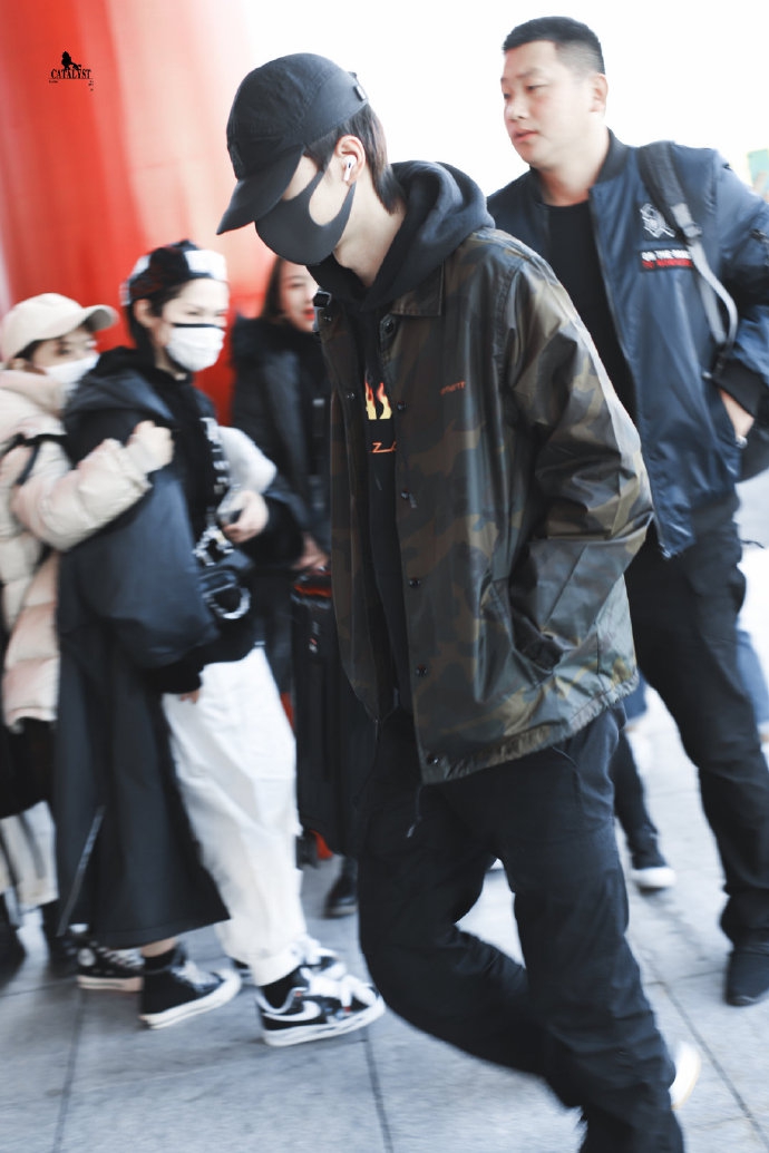 组图:是酷盖!王一博黑色卫衣搭迷彩外套 帽子口罩低头快走