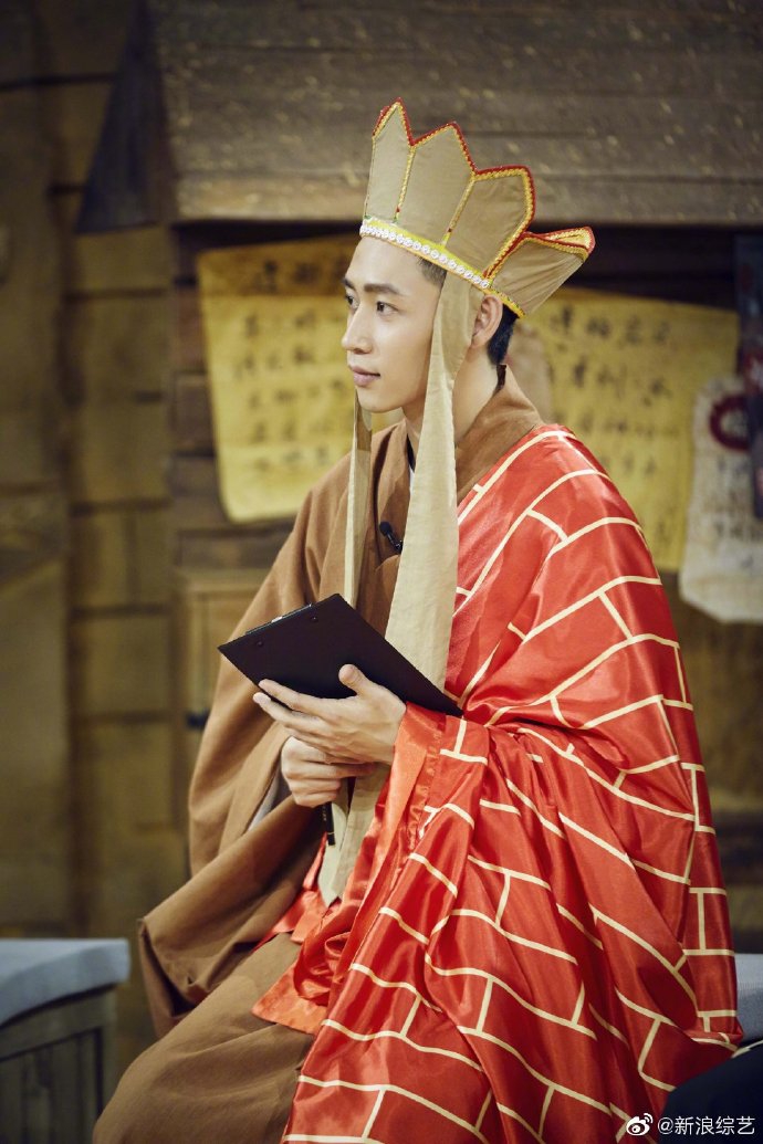 组图:魏晨一袭袈裟cos唐僧儒雅沉稳 脱去僧帽后短发造型清冷脱俗_高清