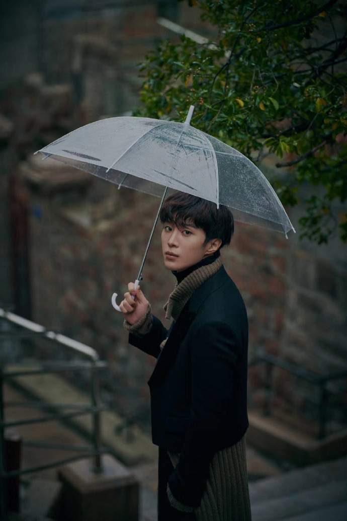 组图:范丞丞拼接外套搭高领毛衣绅士帅气 打伞漫步文艺范十足