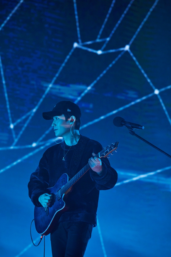 组图:朱一龙身背吉他摇滚范十足 头戴鸭舌帽难掩帅气