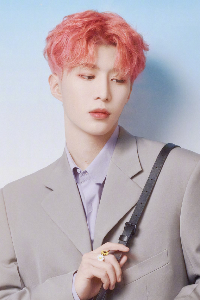 组图:范丞丞粉色新发型时尚潮流 手上花朵戒指精致吸睛