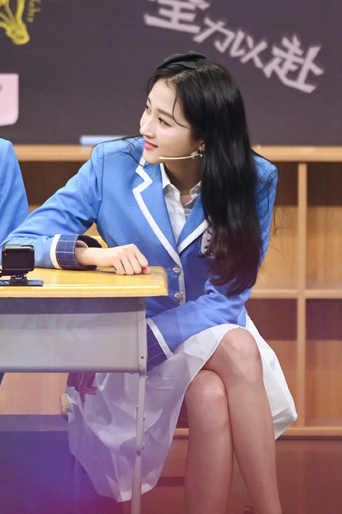 组图:关晓彤或化身冰雪女王矜贵大方 或身着校服元气满满