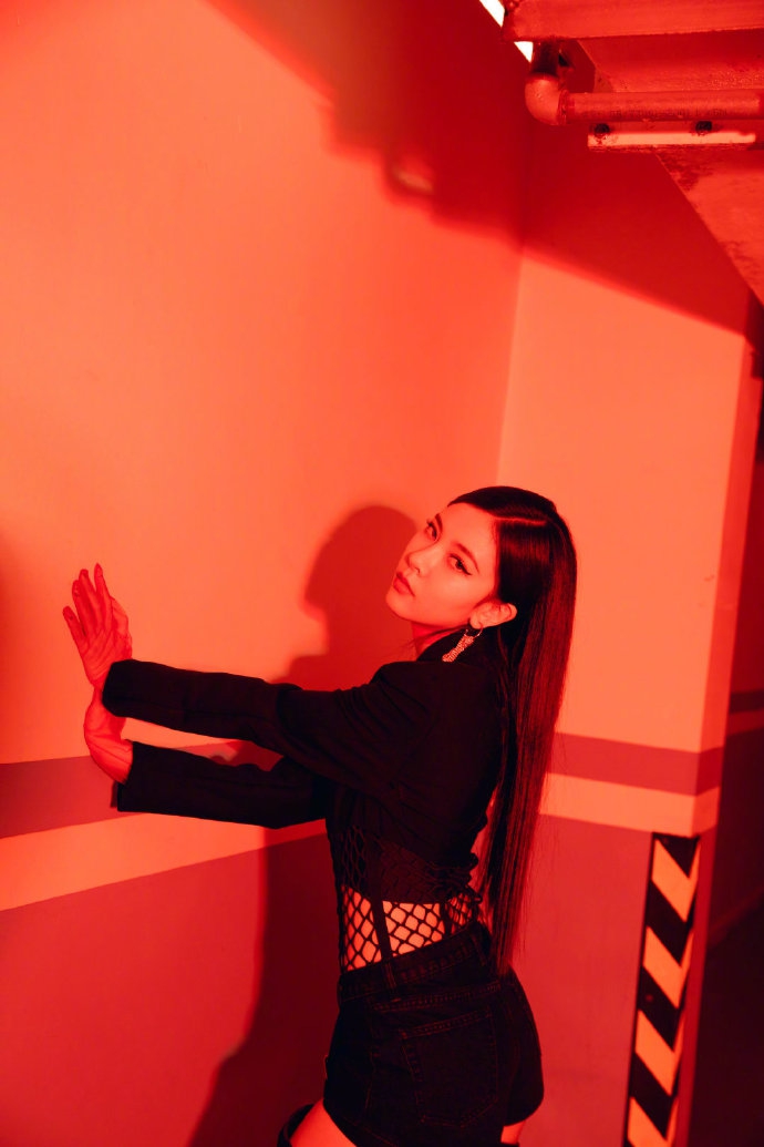 组图:宋妍霏暗黑女巫造型霸气 镂空西装搭配红色choker性感酷飒