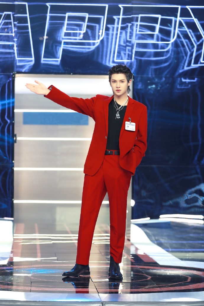 组图:黄明昊《快本》剧照曝光 酒红色西装帅气有型