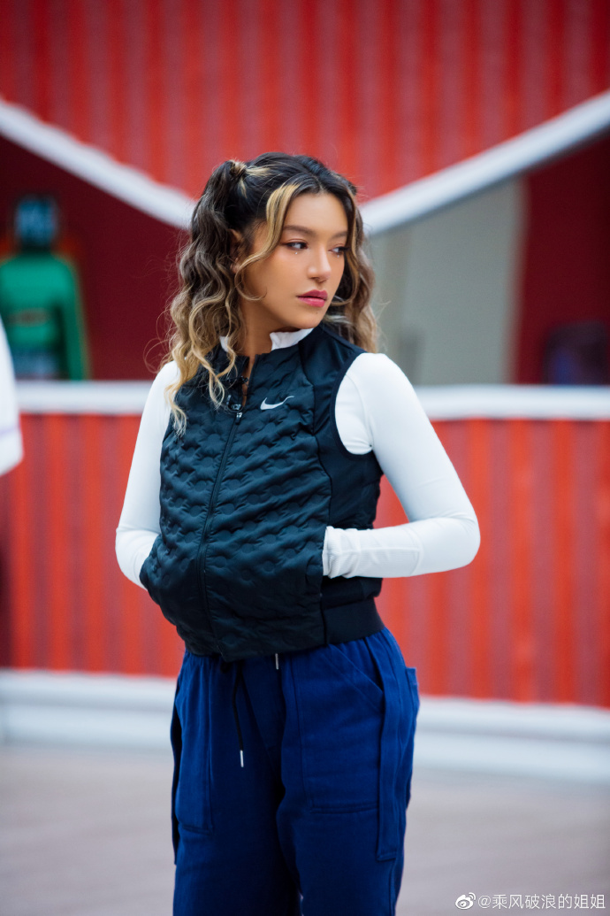 多变的姐姐江映蓉直发潇洒飘逸卷发似可爱芭比