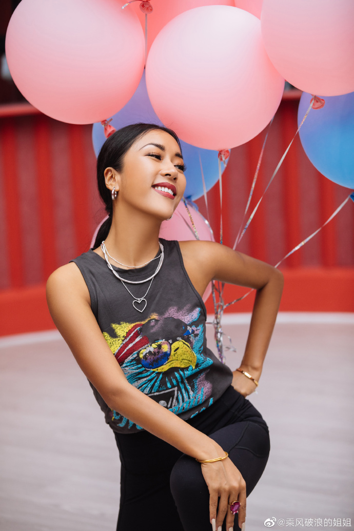 组图:姐姐好辣!吉克隽逸穿紧身裤搭马丁靴眼神自信迷人