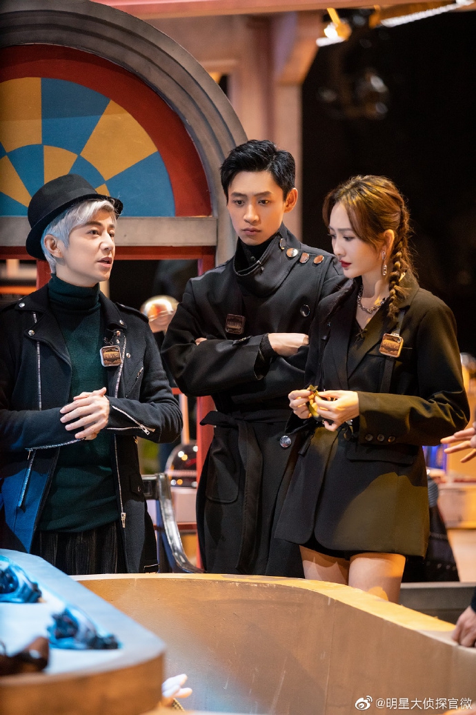 组图:王鸥回归《明侦》气场强 全员全黑look酷飒十足未来感强