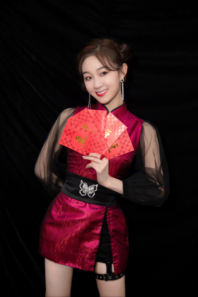 组图:李子璇年画娃娃造型灵气可爱 穿修身旗袍美腿吸睛_高清图集_新浪