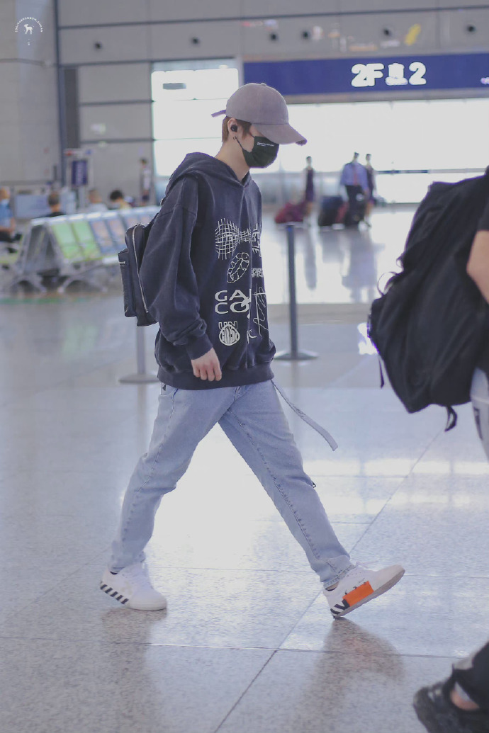 组图:鹿晗卫衣牛仔裤搭棒球帽少年感满满 撸袖子露新纹身超吸睛_高清