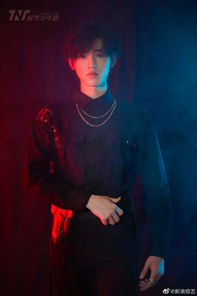 组图：好有型！宋亚轩《王牌对王牌》纯黑工装造型又帅又酷第3张图片