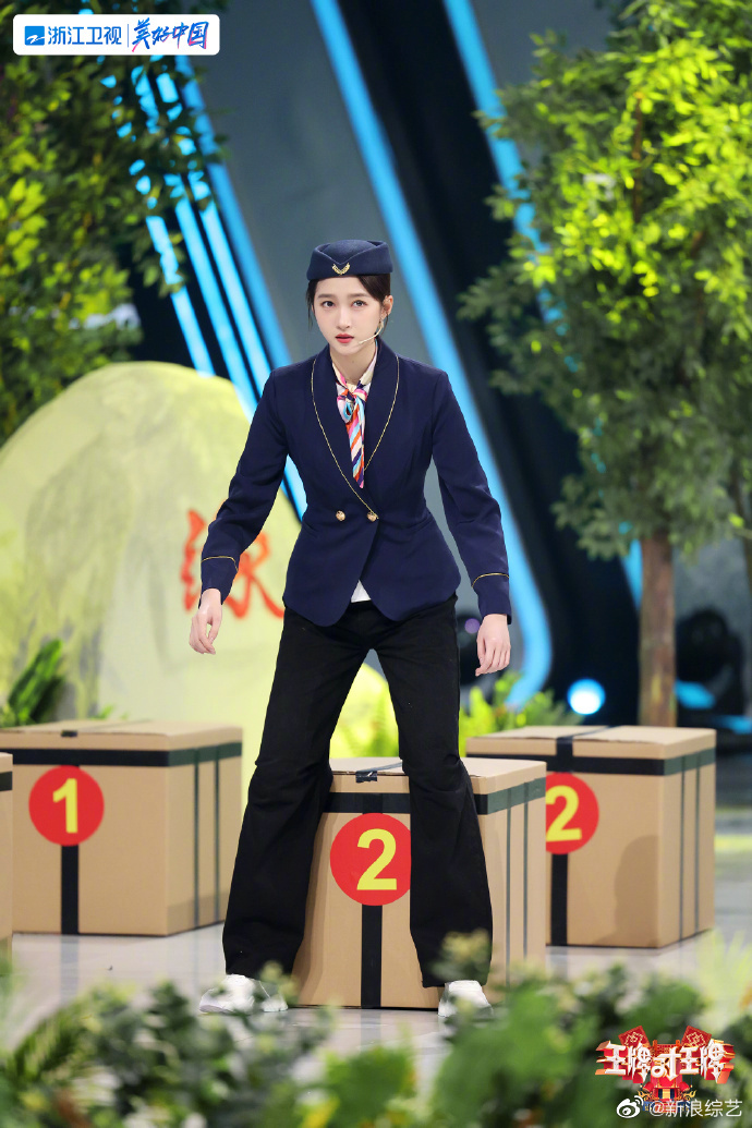 组图：关晓彤《王牌对王牌》再现空姐制服造型秀蛮腰大长腿第2张图片