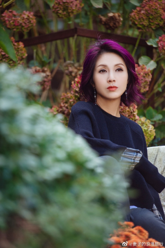 组图:杨千嬅轻松驾驭时尚运动两种风格 比耶大笑状态佳