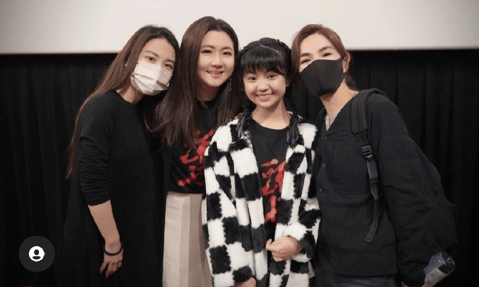 组图：Hebe和Ella现身影院支持Selina电影三姐妹亲密同框感情好第4张图片