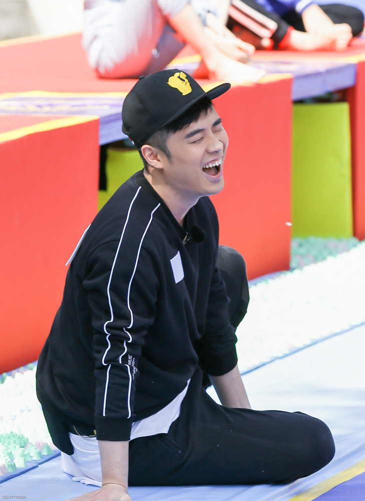 组图陈赫眯眼大笑露全牙变表情包穿古装梳油头魁梧似老爷