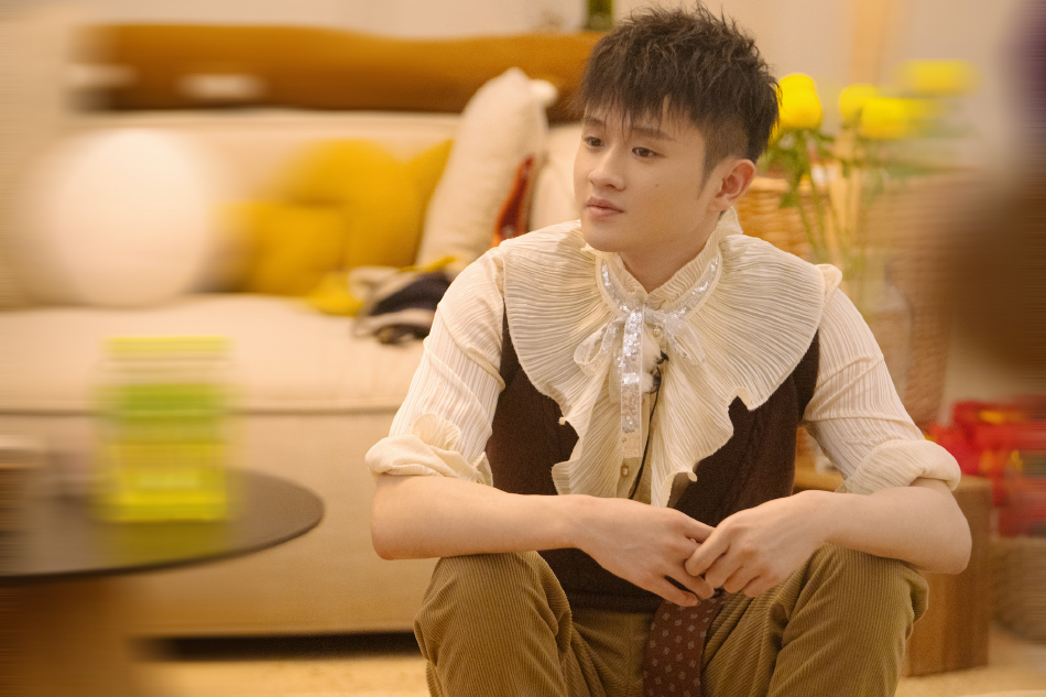 组图：《朋友请听好2》马栏坡大秀开场袁咏仪花棉袄造型亮眼第5张图片