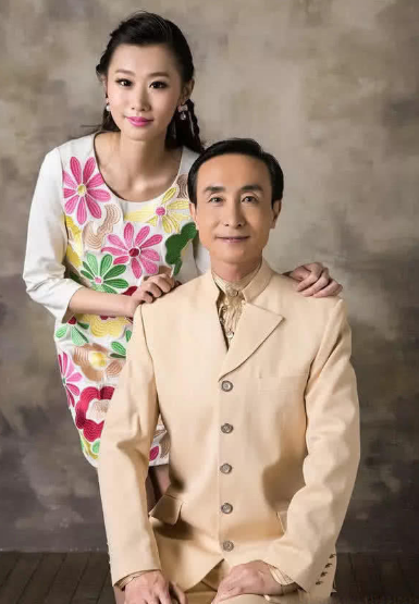 组图:61岁巩汉林罕见全家福曝光 齐穿中式服装儿子儿媳颜值获赞