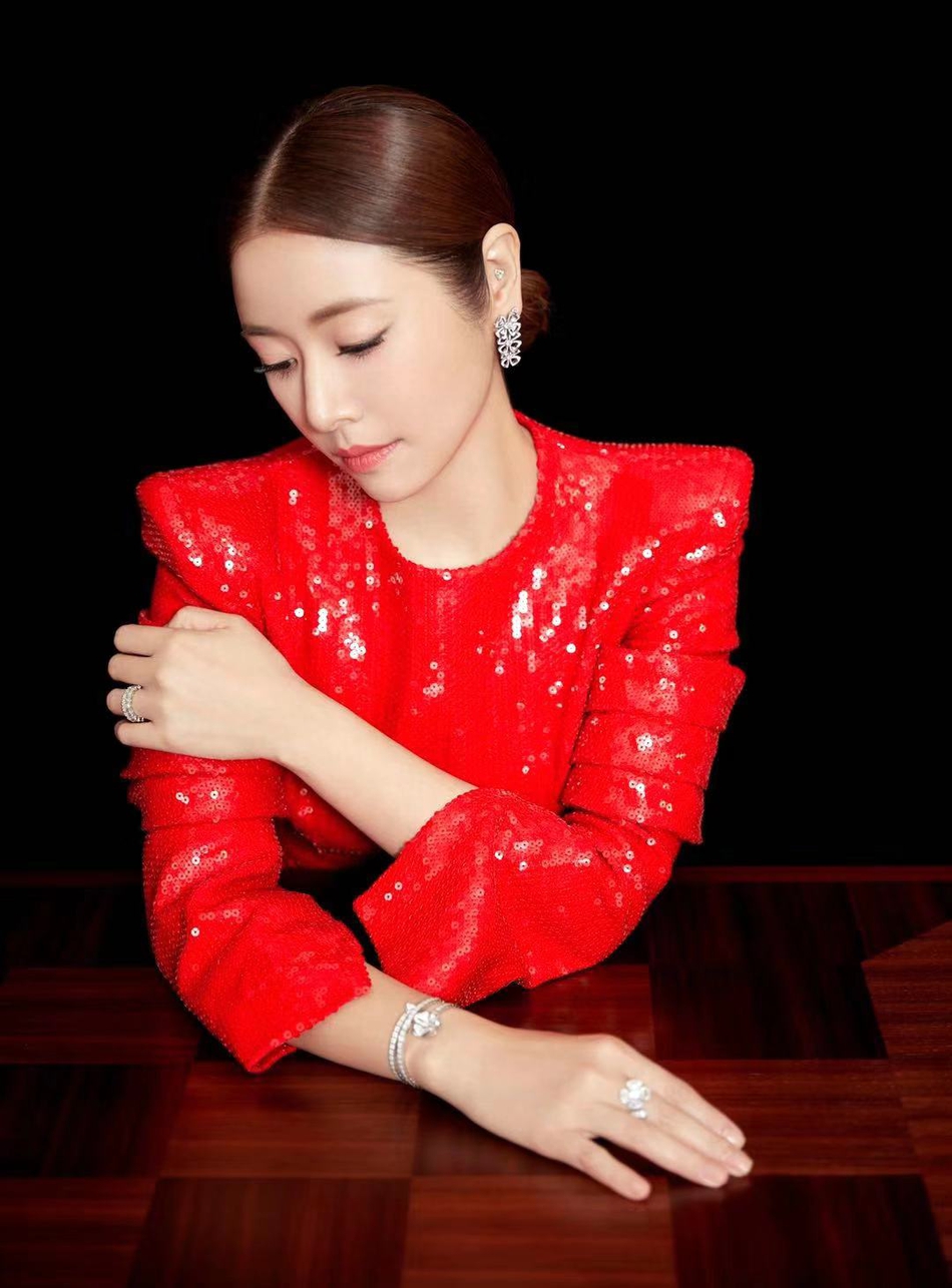 组图:林心如红色亮片裙展窈窕身姿 利落盘发搭精致饰品干练大气
