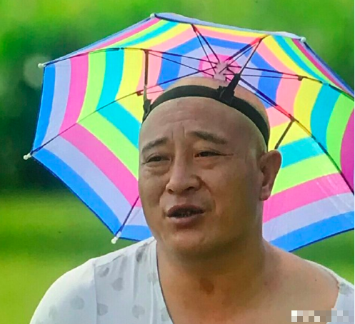 组图:王源戴赵四同款遮阳伞 真乡村爱情十级粉丝_高清图集_新浪网