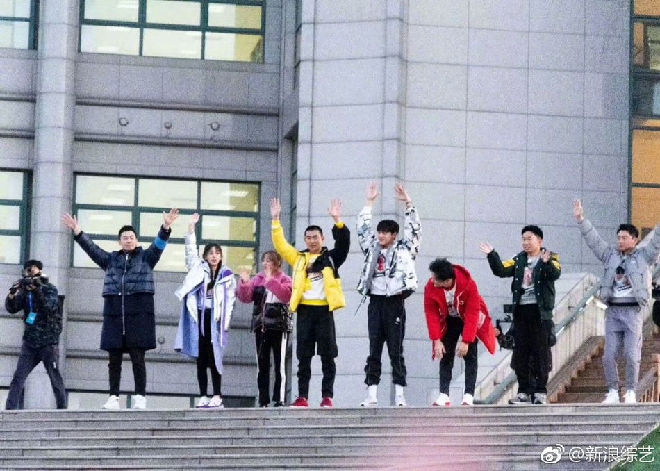 组图:《跑男》鞍山录制吴尊杨迪加盟 开启全新阵容首次撕名牌