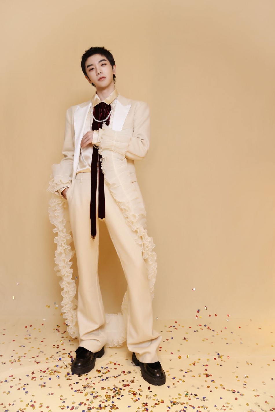 组图:华晨宇湖南跨年西装造型大片 穿米色复古西装优雅帅气