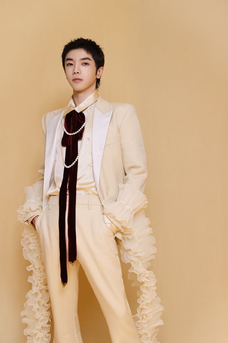 组图:华晨宇湖南跨年西装造型大片 穿米色复古西装优雅帅气