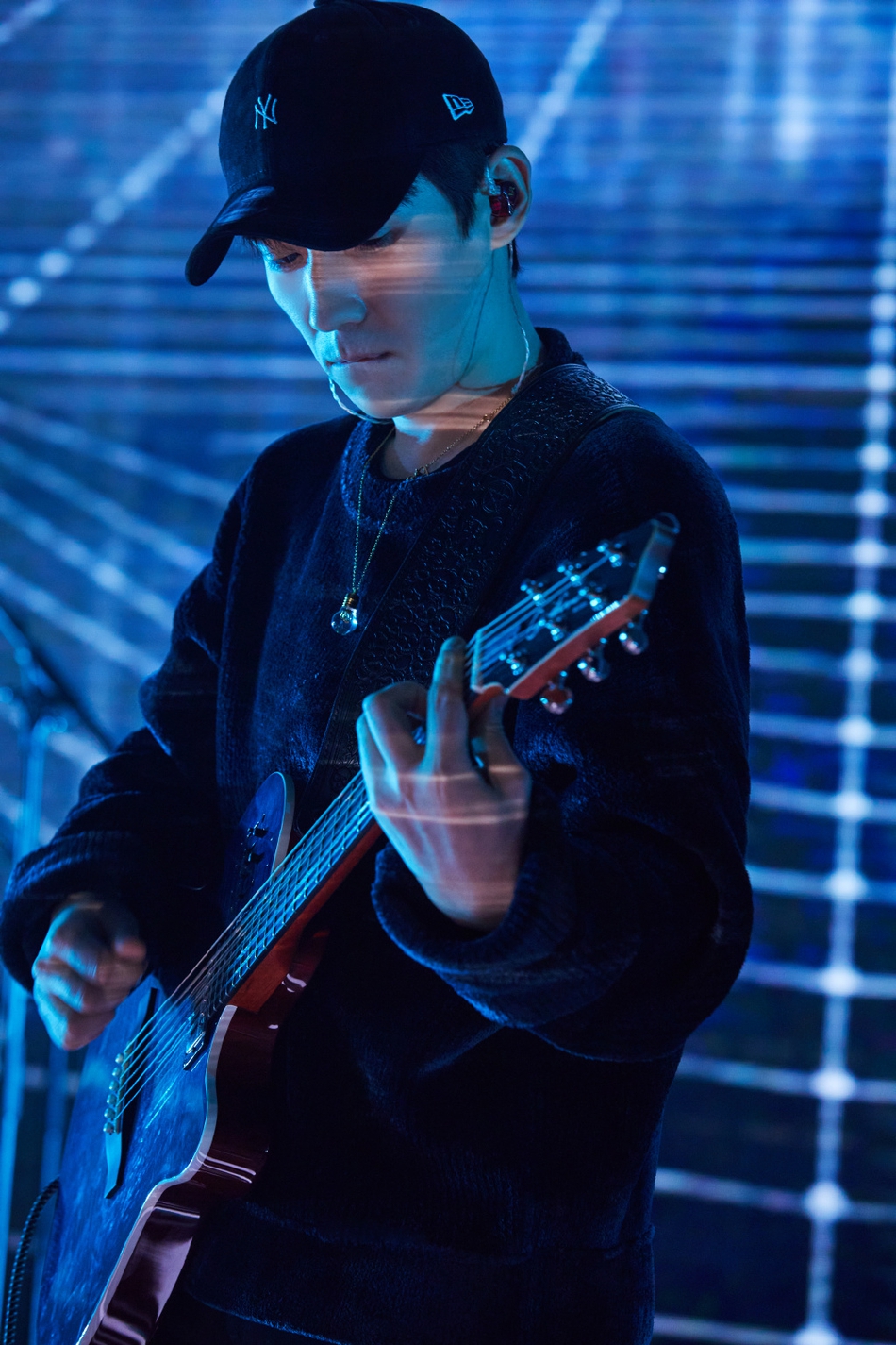 组图:朱一龙身背吉他摇滚范十足 头戴鸭舌帽难掩帅气