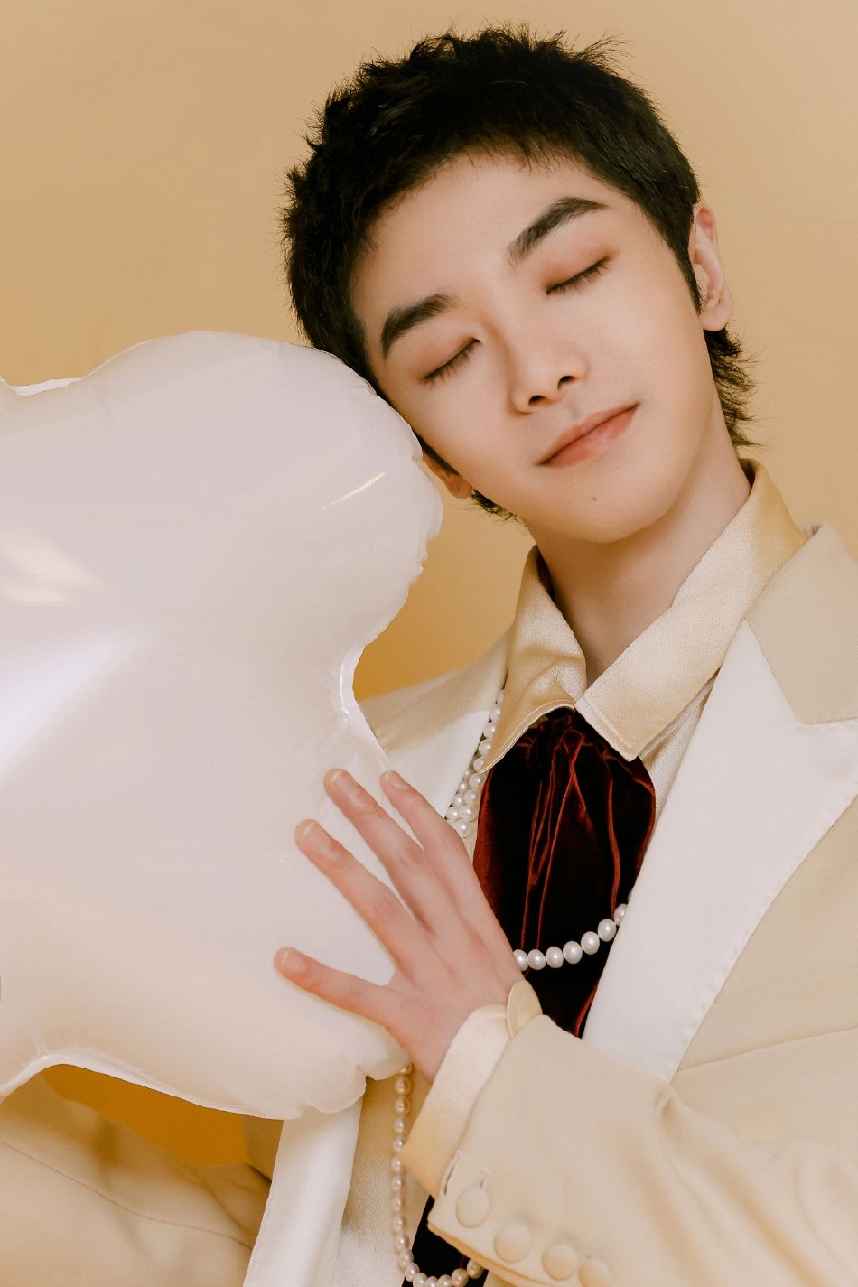 组图:华晨宇湖南跨年西装造型大片 穿米色复古西装优雅帅气_高清图集