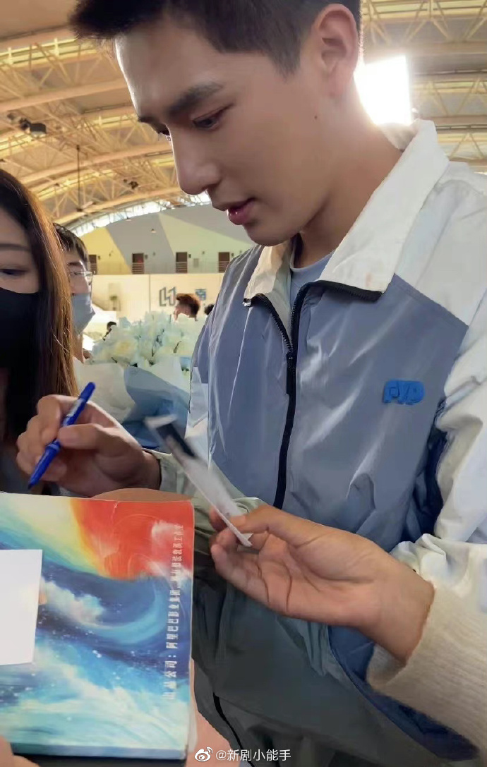 组图：金晨王安宇《炽道》杀青路透手捧鲜花灿笑生图状态好