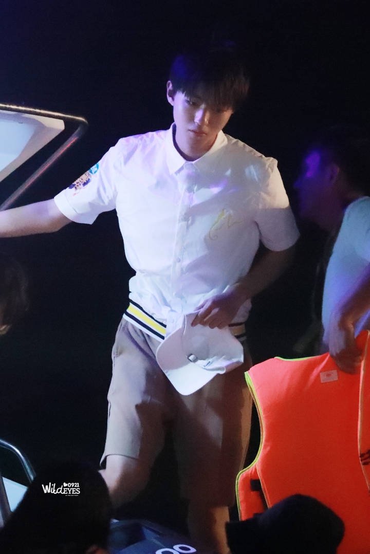 组图:王俊凯脱救生衣露胸肌man味十足 带鸭舌帽秒变回小可爱