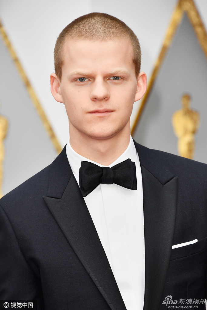 组图:卢卡斯-赫奇斯亮相奥斯卡颁奖礼 帅气打招呼