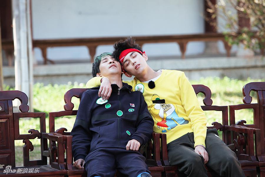 吴磊 大张伟相依而睡