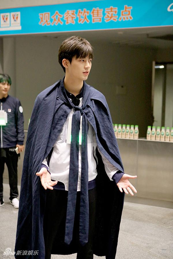 董力带动物帽子呆萌自拍 大张伟与鹦鹉"撞衫"