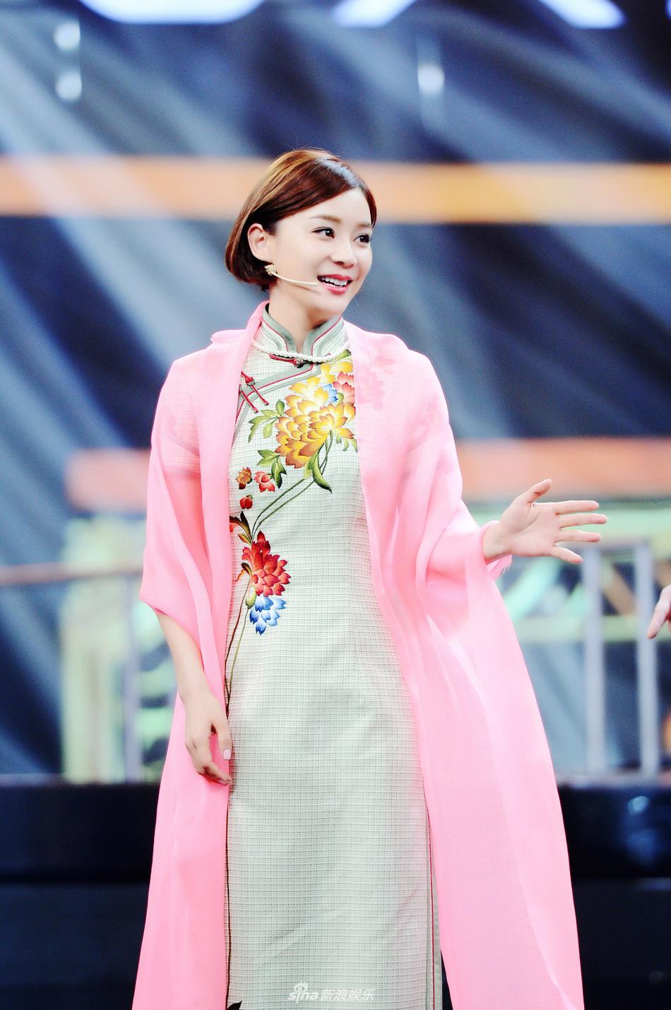 组图:袁姗姗着绿色旗袍淡雅素净 民国装别有风味_高清图集_新浪网