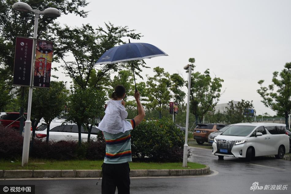 贾乃亮获甜馨贴心打伞遮雨