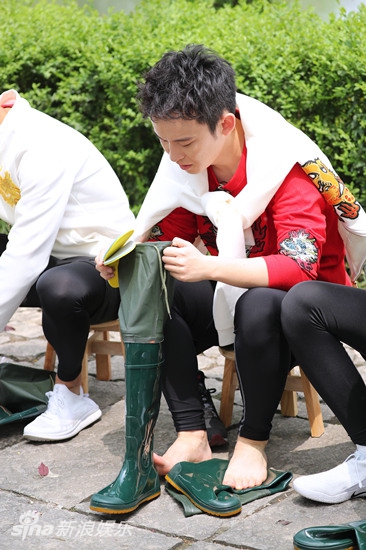 大图 全屏观看 1 / 4 新浪娱乐讯 董子健在《高能少年团》中变身高萌