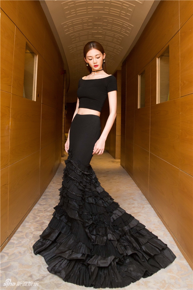 组图:"冯女郎"苗苗亮相上影节 西装酷帅裙装优雅_高清图集_新浪网