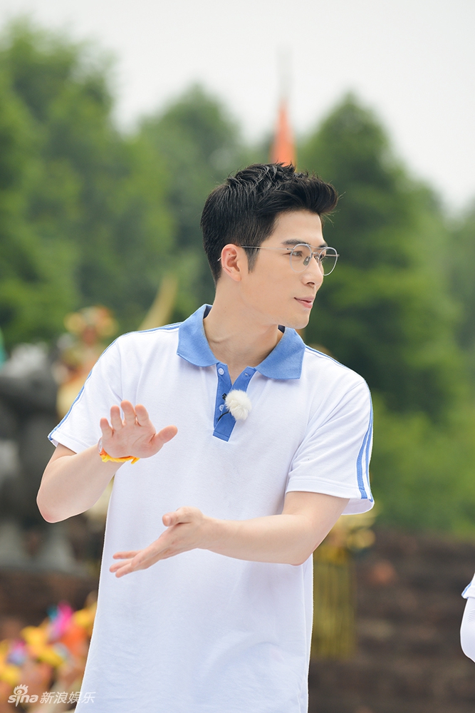 新浪娱乐讯 《挑战者联盟》众人举着伞身穿蓝色校服,青春洋溢.