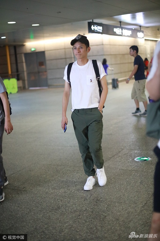 李维嘉脸颊凹陷鹰钩鼻醒目 获跟拍笑容满面频挥手