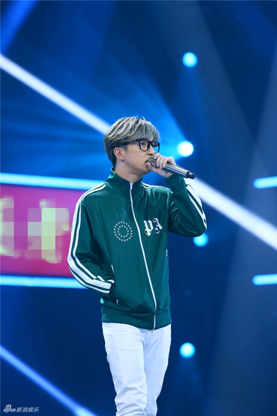 组图:薛之谦灰发配运动装休闲又时尚 帅气开唱深情迷人_高清图集_新浪