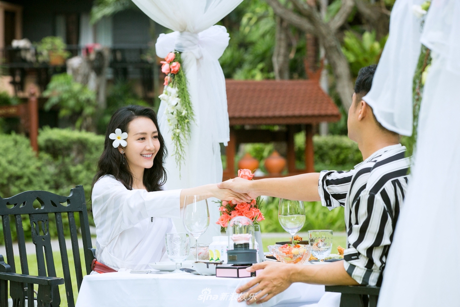 明道陪王鸥玩冲浪