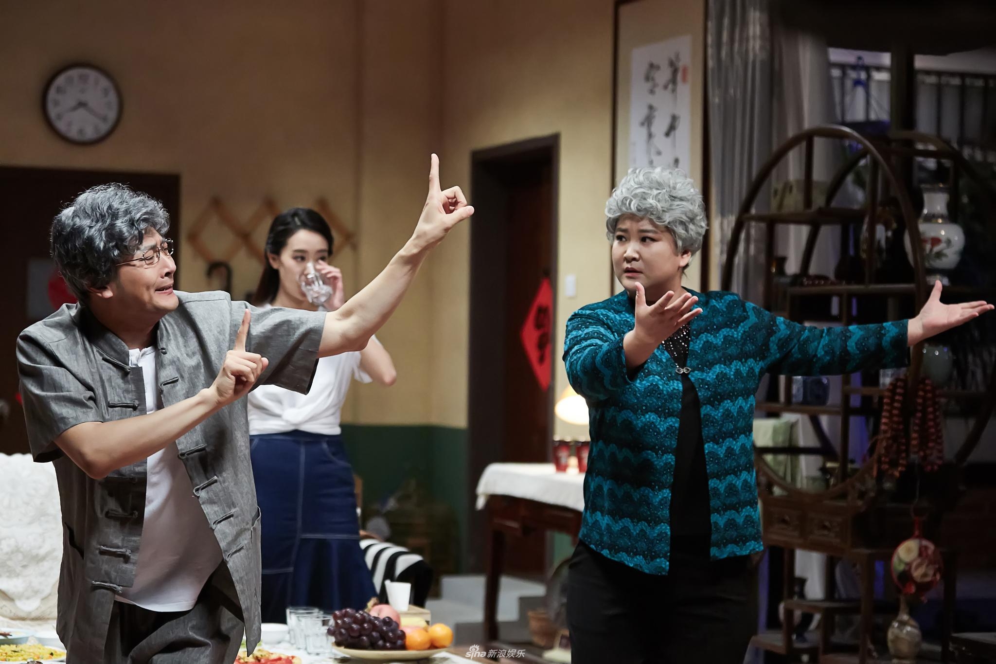 组图:印小天扮老年妆大展舞技 和贾玲表演广场舞_高清图集_新浪网