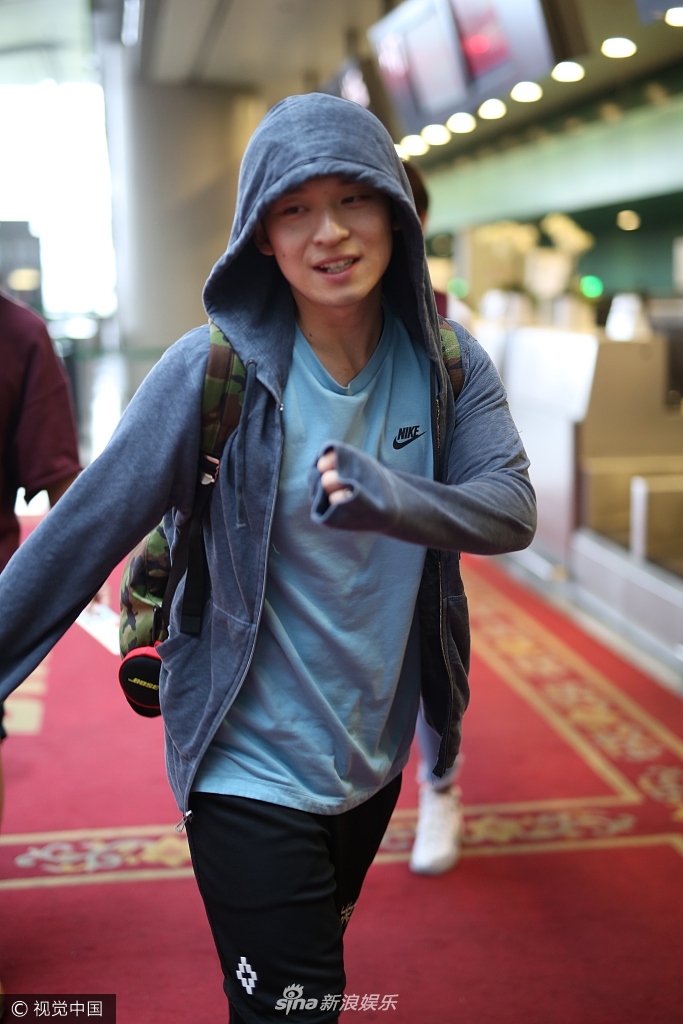 组图:孩子气十足!准爸爸董子健现身机场 戴帽遮眼不好好走路