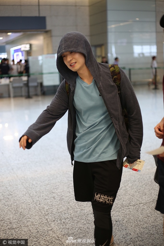 组图:孩子气十足!准爸爸董子健现身机场 戴帽遮眼不好好走路