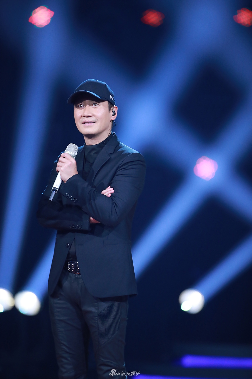 组图:《蒙面》黎明揭面黑色西装帅气 活泼调皮显反差萌_高清图集_新浪