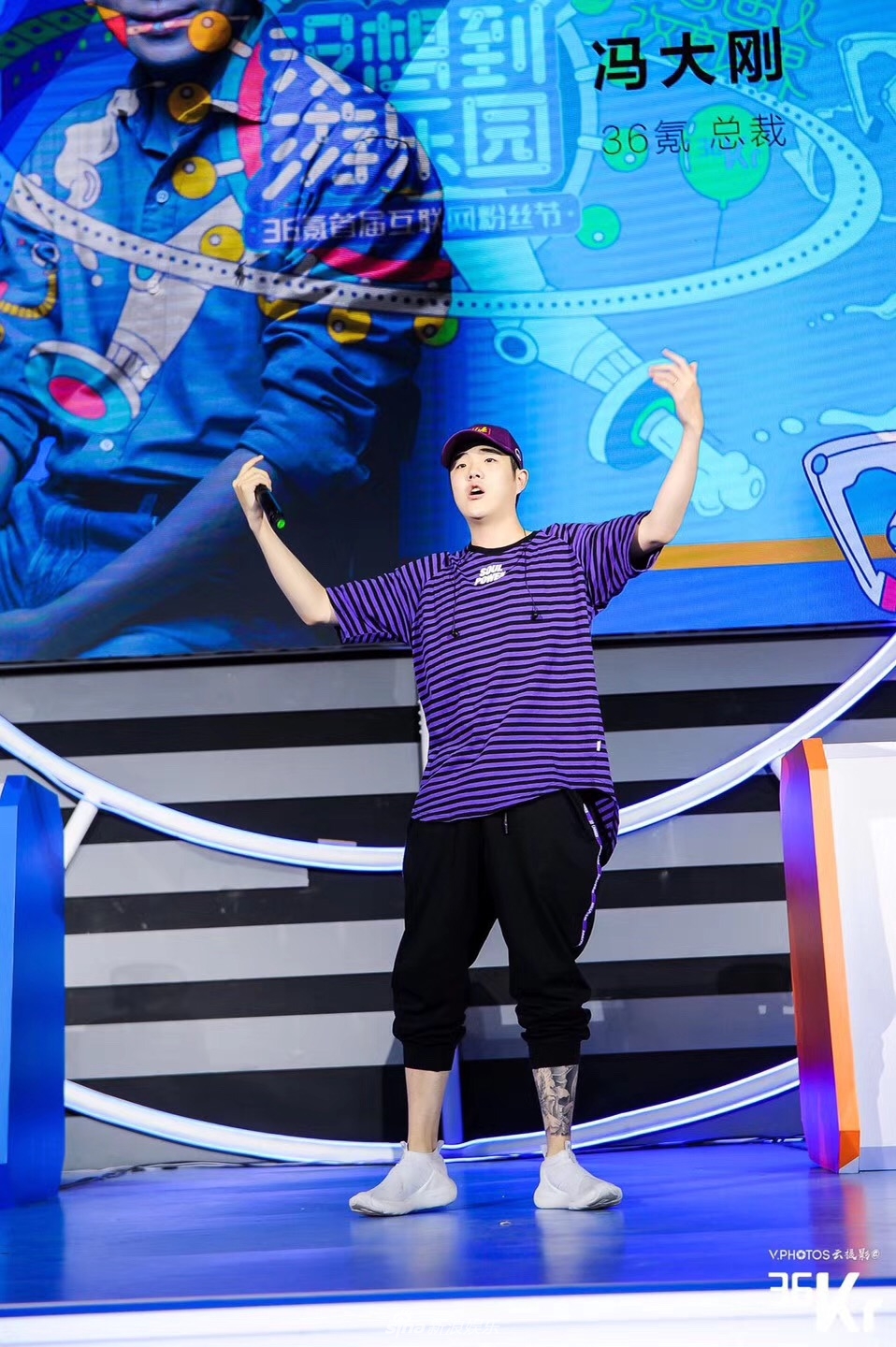 组图:嘻哈歌手辉子出席活动穿着简单随性 唱跳rap嗨翻全场